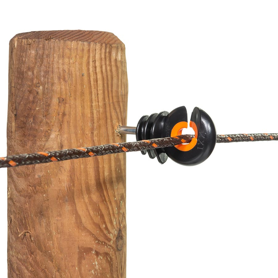 En ringisolator monteret på en hegnspæl holder en polytråd på plads.